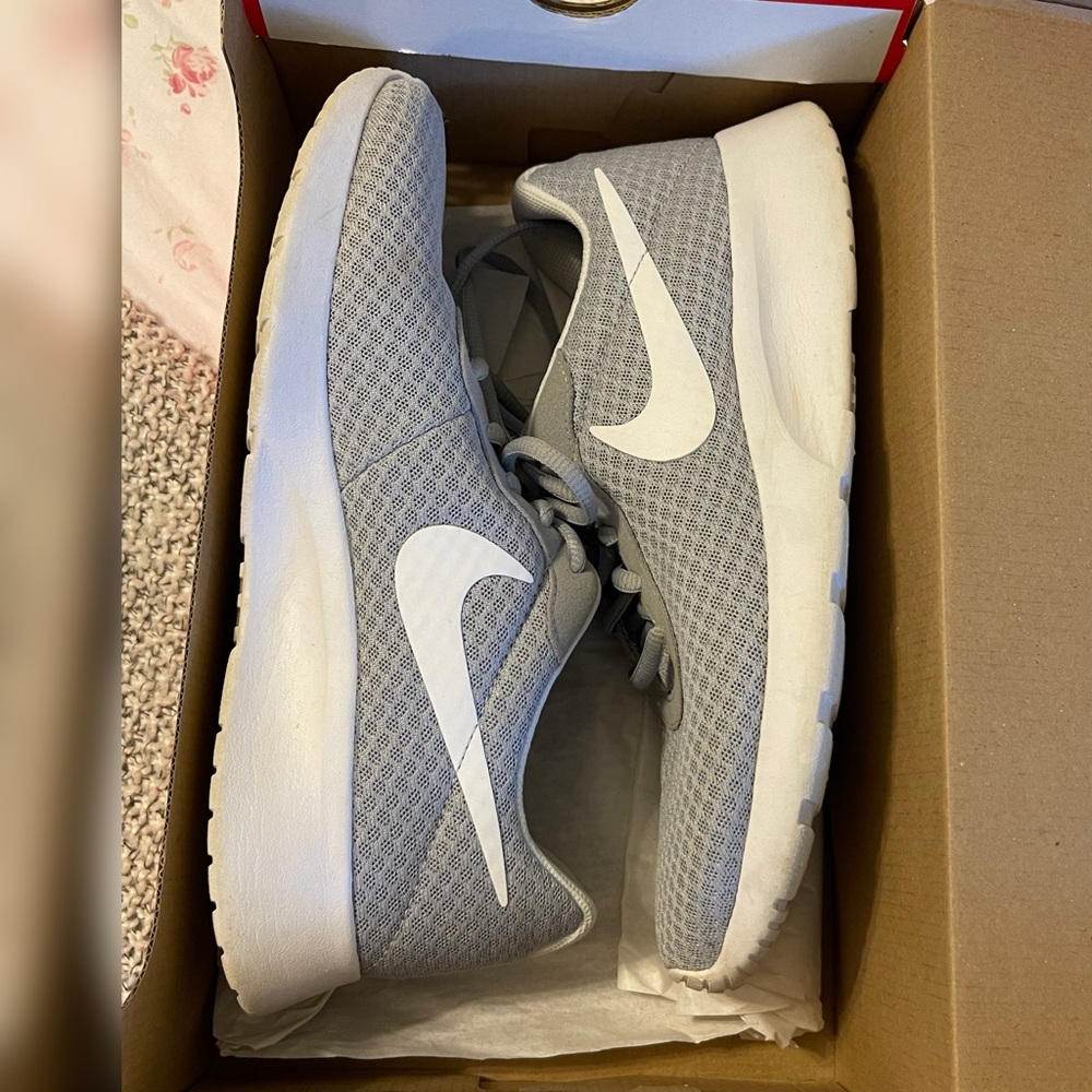 NIKE TANJUN grey & white Sneaker athletic shoes Sz 9.5